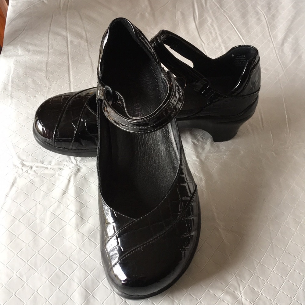 Aravon shoes
